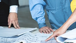 資料を見ながら打ち合わせしている様子