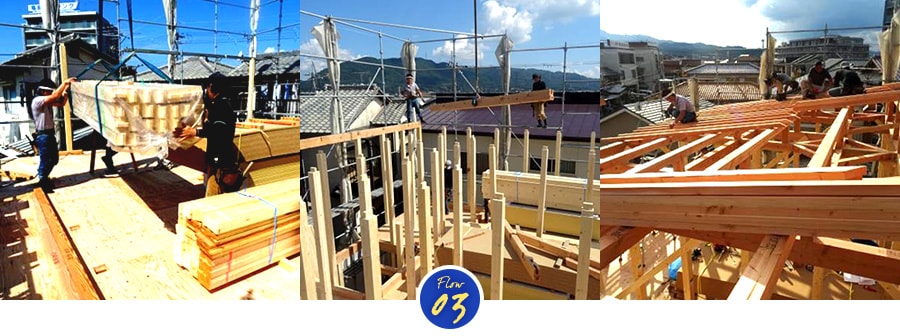 柱が運び込まれ、基礎の上に建物が組まれていく様子と柱と梁で完成した骨組み